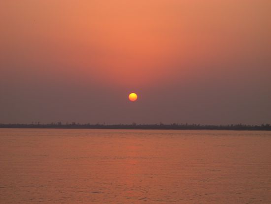 Sonnenuntergang über den Sunderbans und man darf nur von Sonnenaufgang bis zum Sonnenuntergang durch die Mangroven schippern.