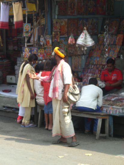 typische Handbewegung eines Inders - hier handelt es sich um einen Anhänger der Hare Krishna Bewegung