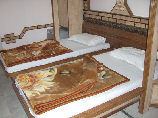 Unser 1. Zimmer, wo wir hundemüde hineingefallen sind - ganz neu, aber auch teuer (Rs 1.200,-- pro Nacht)