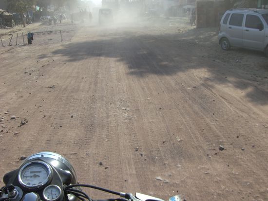 Jetzt staubt´s zwar, aber die Strasse ist fast besser, als beim holprigen Asphalt.