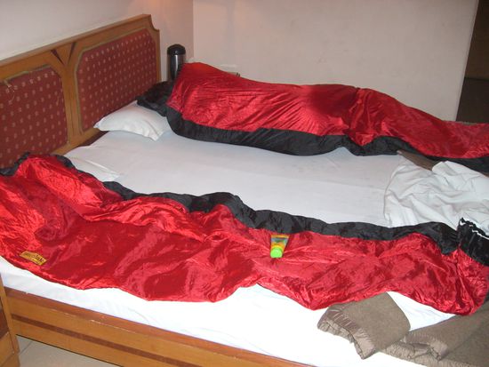 So schlecht war das Zimmer nicht, aber die schmutzigen Leintücher machen einem halt zu schaffen - zumindest am Anfang einer Reise !! Aber wir hatten ja unsere Schlafsäcke !! Warm und SAUBER - zumindest die ersten zwei Wochen !!