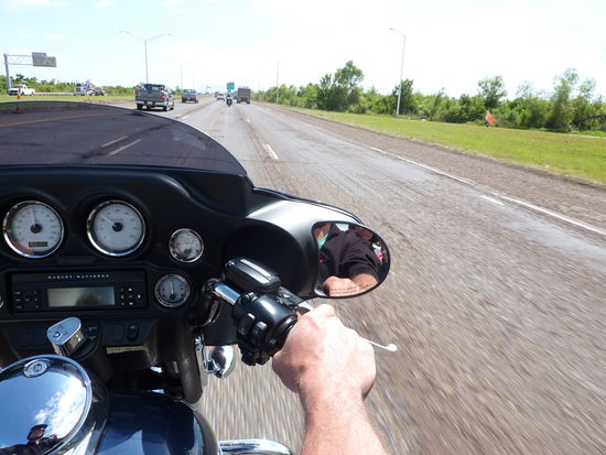 Manchmal ist es schon sehr öde nur hinten zu sitzen - denn die Landschaft kann hier nicht allzu viel !!