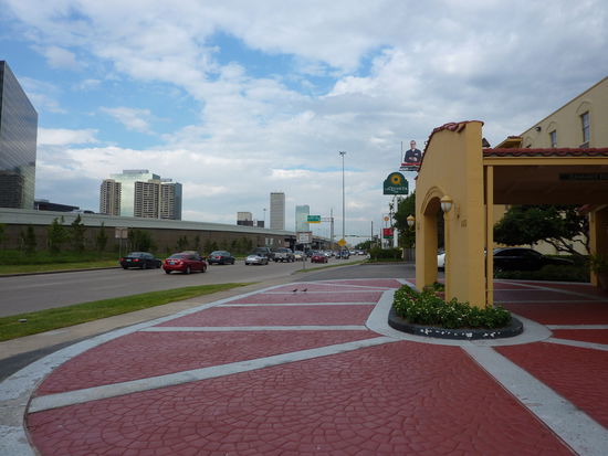 La Quinta - Greenway Plaza, 4015 Sothwest Fwy - man stelle sich einen Vierkanthof vor, der zwischen zwei Autobahnen liegt. Aber trotzdem haben wir gut geschlafen.