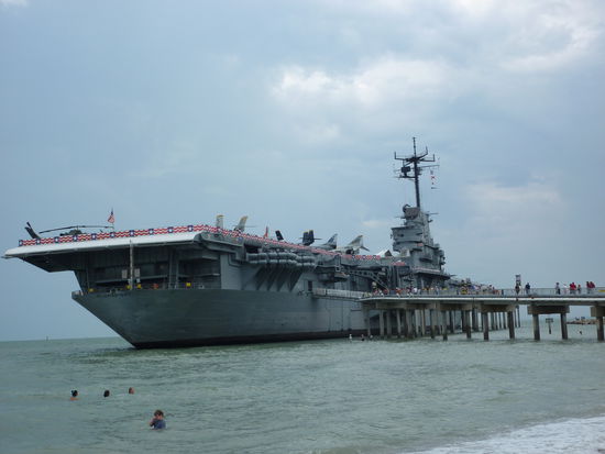 Die USS Lexington stand von 1943 bis 1991 im Dienst der United States Navy.
Auf ihr wurden die meisten Flugzeuglandungen gezählt, die je auf einem Träger durchgeführt wurden: 493.248 insgesamt.