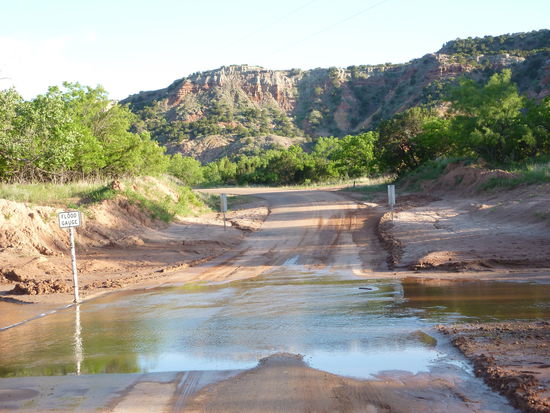 Leider waren die Durchfahrten durch den Regen zuvor überflutet und man kann sich ja vorstellen, dass 1. der Dreck aus der HD nicht mehr heraus geht und 2. die HD halb versunken wäre - aber schön war´s trotzdem.