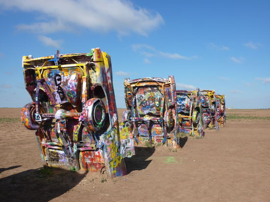 Vor den Cadillacs sind Sprädosen gestanden, damit man sich auf den Autos verewigen kann, bis Sprädosen in anderen Farben stehen und man übersprüht wird !! 