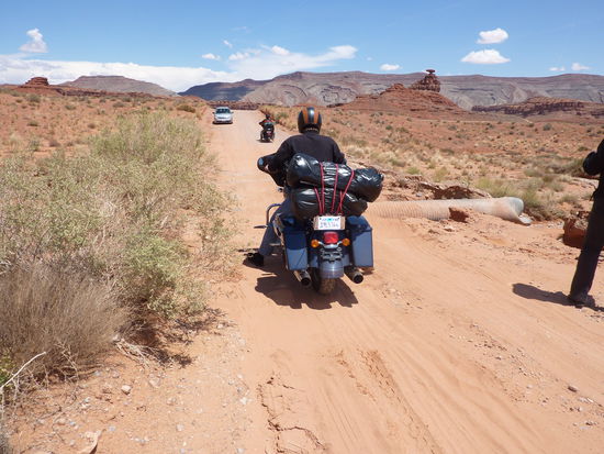 Für solche Straßen ist die HD nicht wirklich geeignet. Ich bin lieber abgesprungen bevor sie fällt, was eh nicht passiert ist.