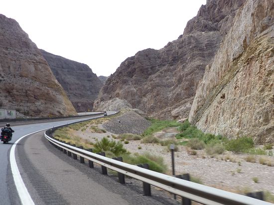 Schön langsam wird die Straße wieder trocken und es wird wärmer - VIEL WÄRMER