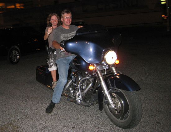 Nach Günter´s Frage "Wos wüst, i vasteh di net" ist der Polizist zu Kurt und Gabi gegangen. Was soll man schon mit Ausländern die 'nix vastehn'.