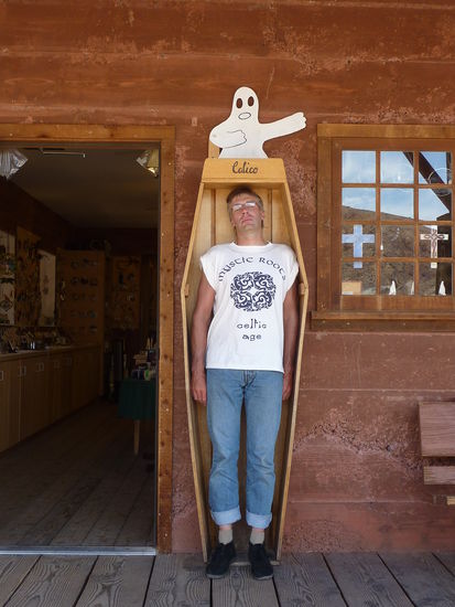 Dieser Sarg ist mehr für Personen in meiner Höhe !!