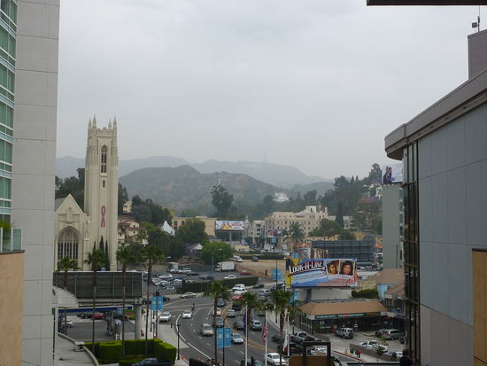 Bitte genau schauen, da hinten ist der berühmte HOLLYWOOD - BERG  - als Teil der Santa Monica Mountains