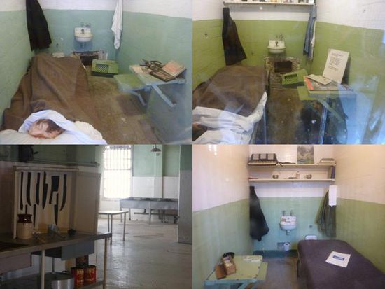 Oben die beiden Zellen der Gefangenen die angeblich den Ausbruch geschafft haben.
Rechts unten das Zimmer eines Privilegierten. Er durfte sogar lesen.
Die Messer in der Küche hat man wg. der Touristen entfernt - sicher ist sicher.