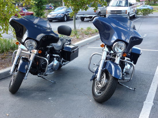 Da stehn sie, die Harley´s von Kurtl und Günter