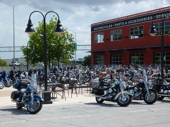 Nach etlichen Sitzproben und der Riesenauswahl an HD bin ich immer mehr zu dem Entschluss gekommen, dass auch eine kleine HD gekauft wird, mit der ich fahren kann. 