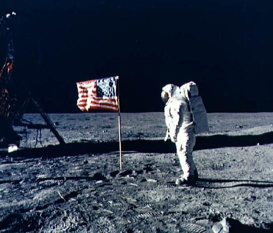 Neil Alden Armstrong - „Das ist ein kleiner Schritt für den Menschen… ein… riesiger Sprung für die Menschheit.“
