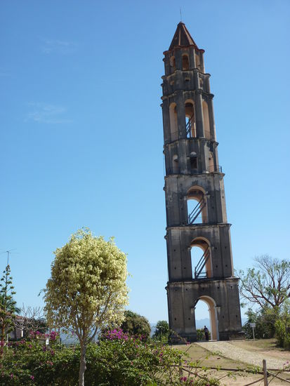 Das ist der Turm bei der Manaca Iznaga und nicht der schiefe Turm von Pisa 