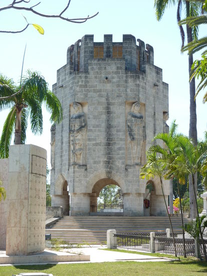 Das Martimausoleum  für Jose Marti (1853 - 1895) im Cementerio Santa Ifigenia wird streng bewacht.