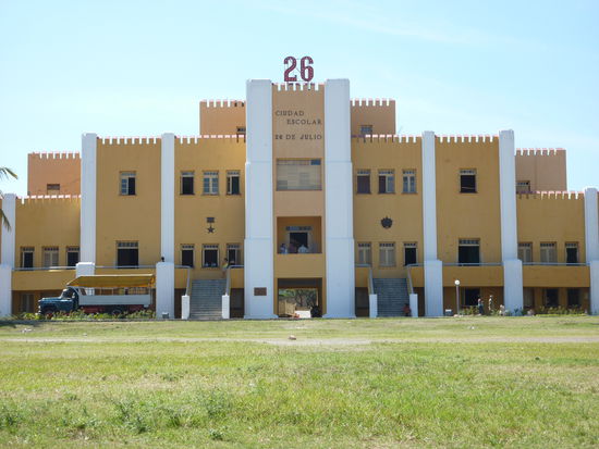 Bei der Moncada-Kaserne kann man noch immer die Einschüsse von 1953 !!!! sehen. Es sind jedoch nicht die Original-Einschüsse, da diese von Batistas Soldaten zuzementiert wurden, also hat man neue Löcher "nachgestellt".