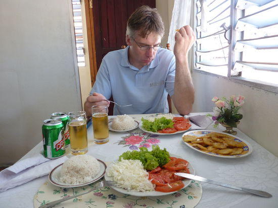 Vorsichtig geniessen wir Reis, Salat, Kartoffelchips und Cerveza und zur Sicherheit ich einen Ron 7 anos .