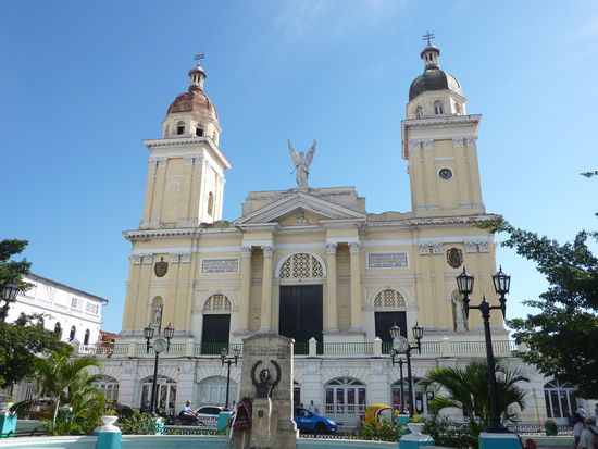 Catedral de Nuestra Senora de la Asuncion - im Gebäude davor befindet sich Internet !!