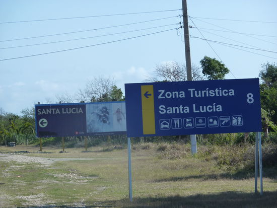Bei dieser Tafel bitte nicht links abbiegen, sondern recto bis zum Kreisverkehr und dort bei der Tankstelle vorbei und Du bist bei den Hotels ! - Eines der letzten ist dann das Caracol !
