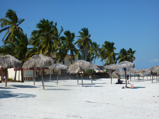 Der Strand in Caibarien vor dem Hotel Islazul Brisas del Mar (Villa Blanca)