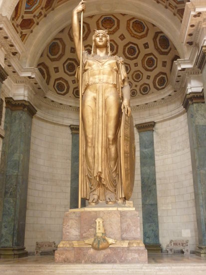 Diese 17 m hohe Statue ist die dritthöchste Statue der Welt innerhalb eines Gebäudes.