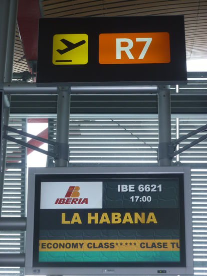 Wir stehen vorm Gate und hoffen darauf, dass wir mitgenommen werden 