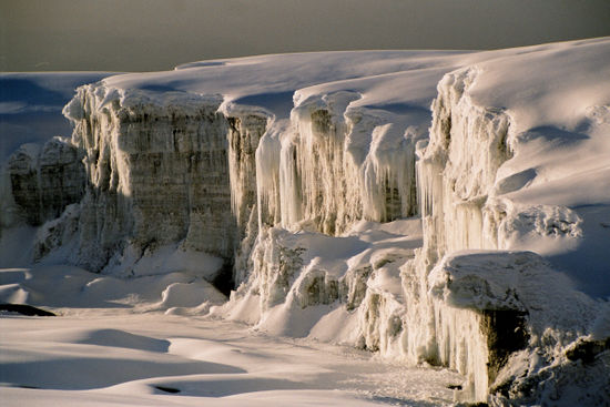Ein Vorhang aus Eiszapfen verleiht den Gletschern des Kilimanjaro etwas Märchenhaftes.