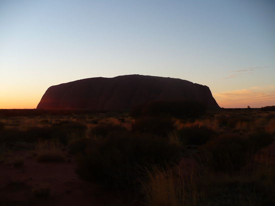 Der Uluru vor Sonnenaufgang von Westen aus betrachtet