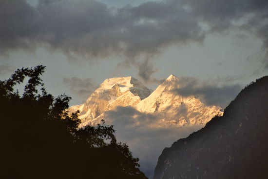 Abendlicher Blick auf Daulaghiri I und Manapati