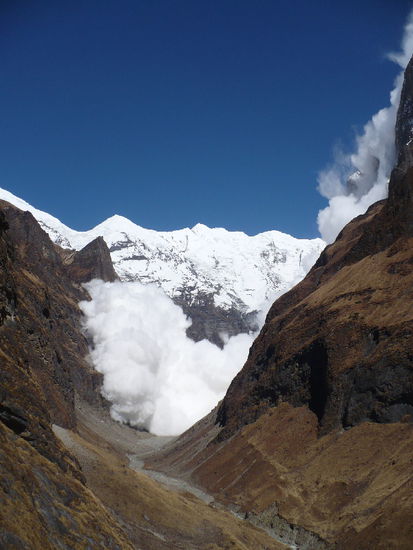 Eine Lawine aus Schneestaub donnert in der Nähe des Swiss-Basecamps vom Daulaghiri I herab.