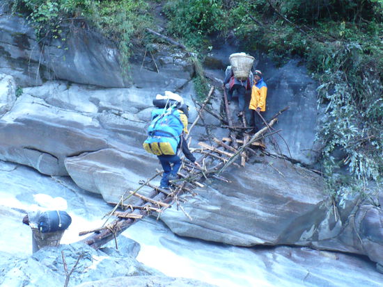 Träger mit 30 kg Gepäck auf nepalesischer "Komfort"-Brücke