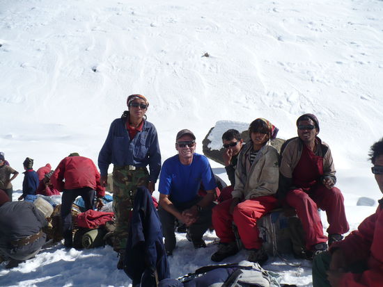 Erschöpfte aber trotzdem fröhliche Nepalesen nach der Etappe zum Daulaghiri Basislager auf 4.600 m.