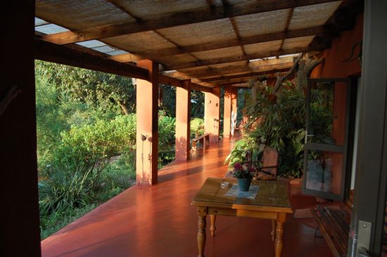 Die Terrasse bei den Zimmern