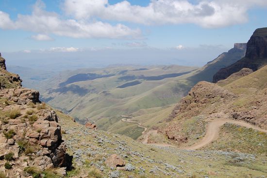 Blick vom Sani Pass hinunter auf die Staße die wir eben hochgefahren sind