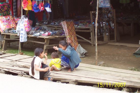 Kinder am Straßenrand