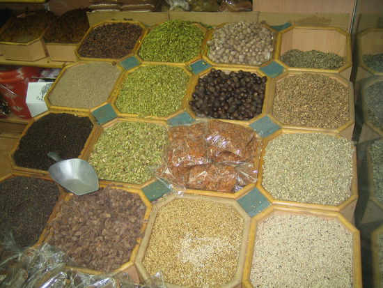 kleine repraesentative Kraeuterauswahl in einem arabischen Geschaeft