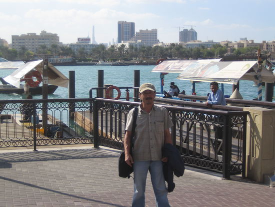 Jos mit dem Dubai Creek im Hintergrund