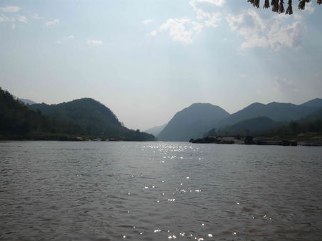 Tolle Ausblicke vom Mekong-Boot in Richtung Luang Prabang