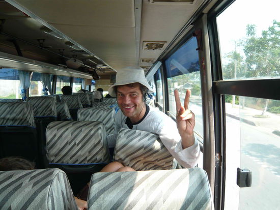 Backpacking heisst auch 20 Stunden Busfahrt laechelnd zu geniessen: von Vientiane (Laos) nach Hoi An (Vietnam)