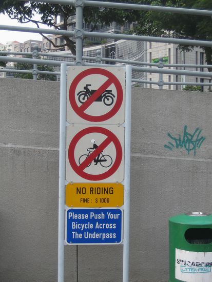 no joke: ca. 500 Euro Strafe fuer Fahrrad fahren in einer Unterfuehrung, die gleiche Strafe gibt es fuer das Kaugummi spucken auf die Strasse