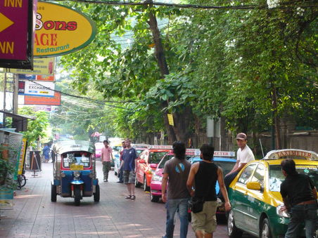 Tuk-Tuk und Taxi in der Naehe von Kaosan