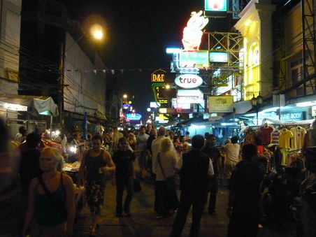 Kaosan-Road
Fuer jeden BKK-Reisenden sind die strolls auf der Kaosan-Road, dem Sodom und Gomorra BKKs obbligatorisch.