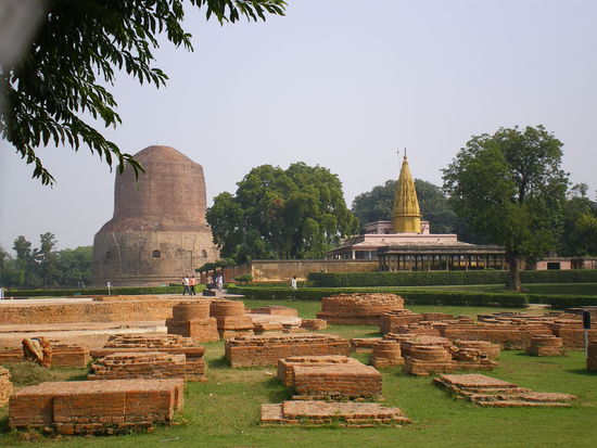 die ruinen der tempelanlagen von koenig asoka, hinten links die "damekh stupa", an dessen stelle buddha das erste mal gepredigt haben soll. die geschichte ist sich nicht sicher, wo es nun tatsaechlich war. es gibt 500 m entfernt einen baum, von dem das gleiche behauptet wird.