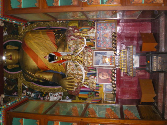 der altar im tibetischen tempel, auf dem foto nicht ansatzweise so schoen wie in der realitaet