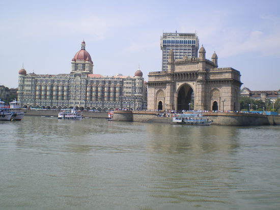 das gateway of india in bombay mit dem dahinterliegenden taj mahal hotel
