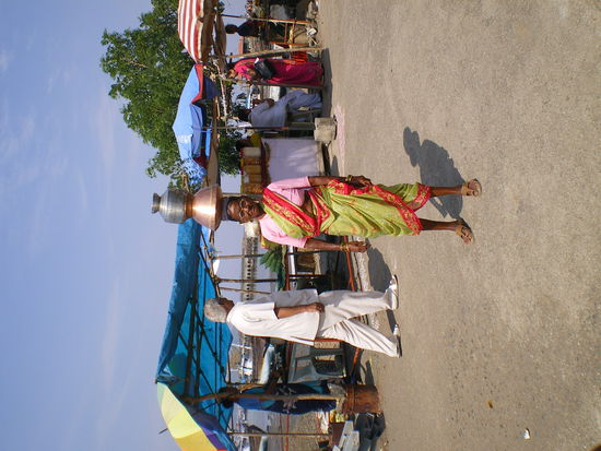 frau, die sich unbedingt fotografieren lassen wollte. natuerlich nicht umsonst.
