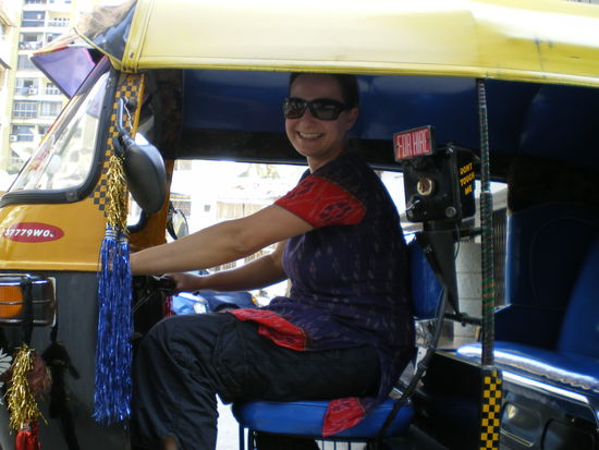 ja, ich bin tatsaechlich hier. was ich trage, ist uebrigens eine kurta. gibts kurz, mittellang (siehe bild) und lang.