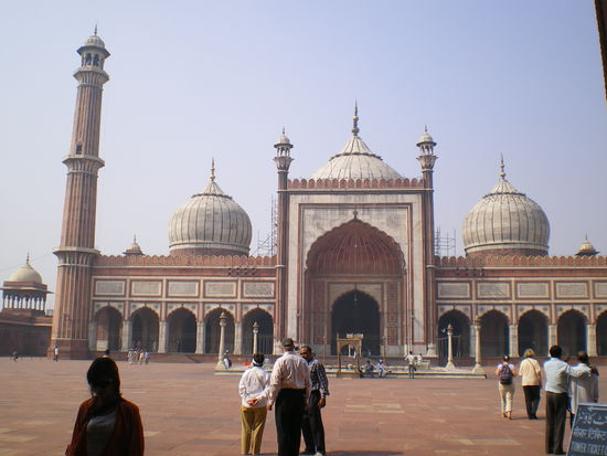 jami masjid, groesste moshee indiens, nur ohne schuhe und mit gesitteter kleidung zu betreten
